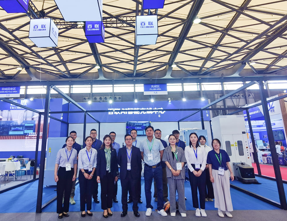 百聯(lián)AI智能充絨中心現(xiàn)身2025中國國際縫制設(shè)備展覽會